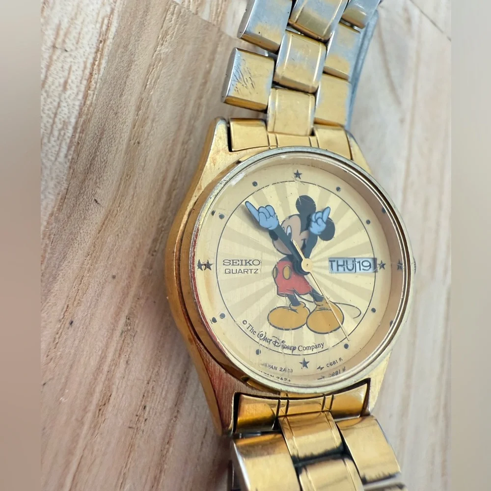 Seiko ladies Disney Mickey Mouse gold tone watch NEW BATTERY